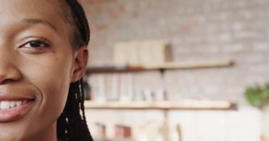 Kafede gülümseyen mutlu Afro-Amerikan kadın portresi, fotokopi alanı, ağır çekim. Yaşam tarzı, girişimcilik ve yerel işletme.