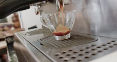 Kahve makinesini kafeteryada bir fincan kahveyle kapat, yavaş çekimde. Yaşam tarzı, girişimcilik ve yerel işletme.