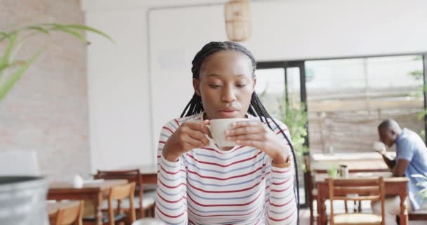 Африканская Американка Пьет Кофе Кафе Замедленная Съемка Стиль Жизни Предпринимательство — стоковое видео