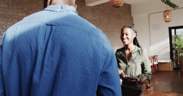 Kafede Kredi Kartıyla Ödeme Yapan Afrikalı Amerikalı Kadın Ağır Çekimde — Stok video