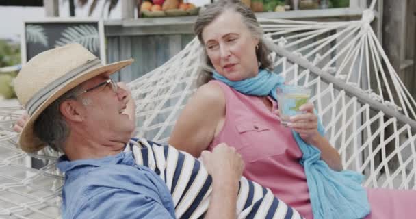 Щаслива Пара Козаків Розмовляє Гамаку Біля Пляжного Бару Повільному Темпі — стокове відео