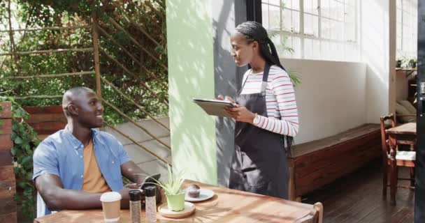 Африканская Американка Бариста Принимает Заказ Покупателя Помощью Планшета Кафе Замедленная — стоковое видео