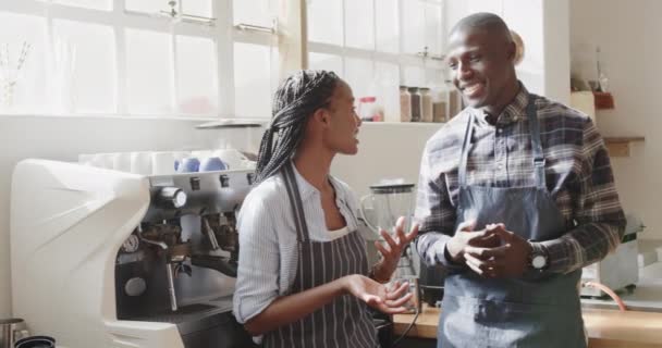 Портрет Счастливого Африканского Мужчины Женщины Баристы Улыбающиеся Кафе Замедленная Съемка — стоковое видео