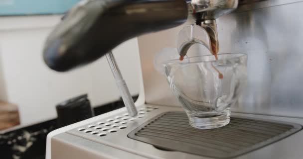 Großaufnahme Der Kaffeemaschine Mit Tasse Kaffee Café Zeitlupe Lebensstil Unternehmertum — Stockvideo