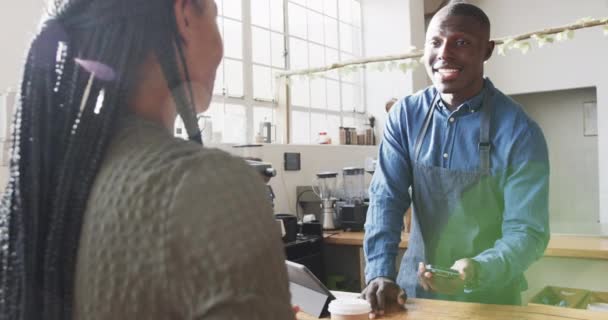 Африканська Американка Платить Кредитною Карткою Кав Ярні Сповільнюючи Рух Стиль — стокове відео