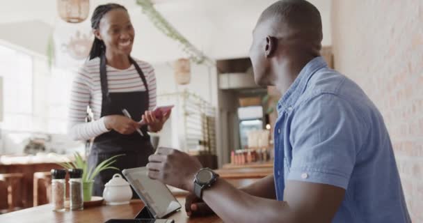 Африканская Американка Бариста Принимает Заказ Покупателя Кафе Замедленная Съемка Стиль — стоковое видео