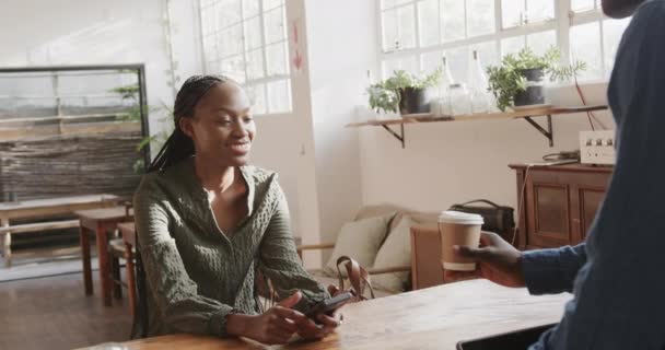 Африканский Американец Бариста Дает Кофе Вынос Женщине Клиенту Кафе Замедленная — стоковое видео
