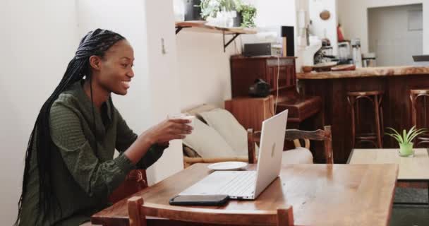Mujer Afroamericana Feliz Usando Laptop Tomando Café Cafetería Cámara Lenta — Vídeos de Stock