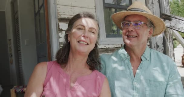 Šťastný Starší Bělošský Pár Který Zpomaleném Filmu Baví Objímají Verandě — Stock video