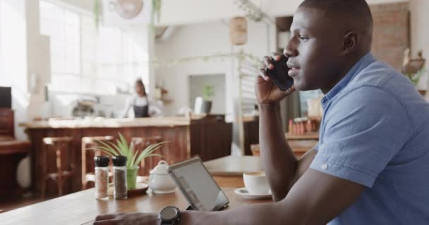 Afro Américain Qui Parle Sur Smartphone Café Ralenti Mode Vie — Video