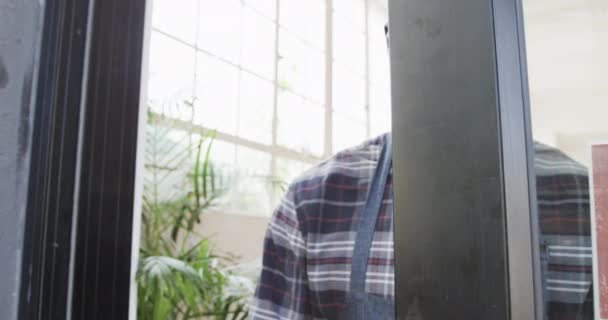 Kafede Gülümseyen Afro Amerikan Erkek Baristanın Portresi Ağır Çekimde Yaşam — Stok video