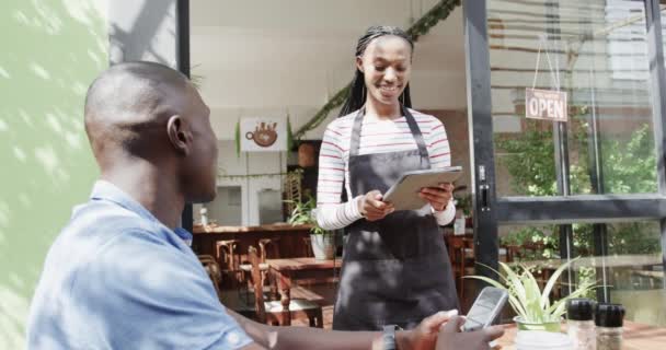 Africká Americká Baristka Která Objednává Zákazníka Tablet Kavárně Zpomaluje Životní — Stock video