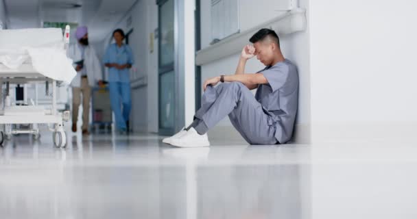 Estressado Asiático Cirurgião Sexo Masculino Sentado Inclinado Parede Hospital Câmera — Vídeo de Stock