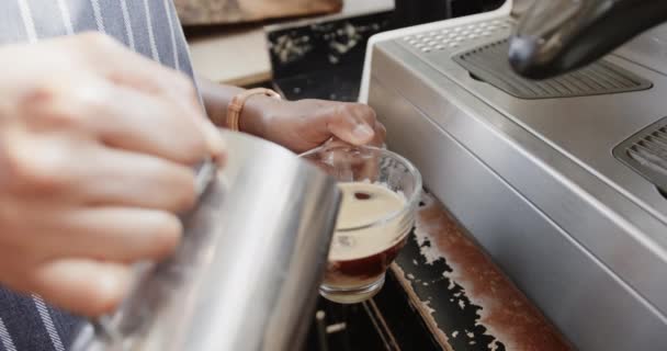 Close Barista Americana Africana Preparando Café Cafeteria Câmera Lenta Estilo — Vídeo de Stock