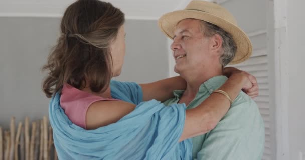 Šťastný Starší Bělošský Pár Jak Zpomaleném Filmu Baví Objímají Domě — Stock video