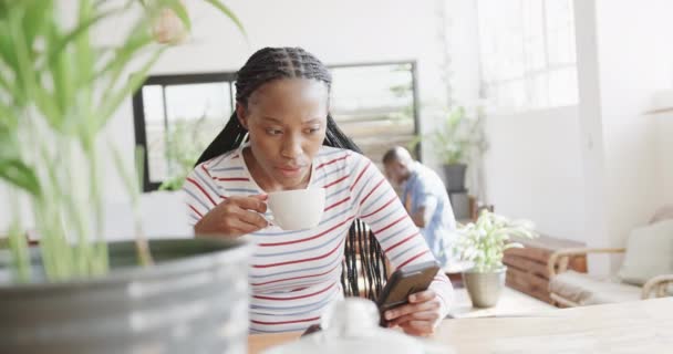 Африканская Американка Пользующаяся Смартфоном Пьющая Кофе Кафе Замедленная Съемка Стиль — стоковое видео
