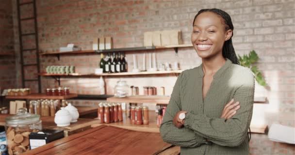 コーヒーショップで笑っている幸せなアフリカ系アメリカ人女性の肖像画 コピースペース スローモーション ライフスタイル 起業家精神 地域ビジネス — ストック動画