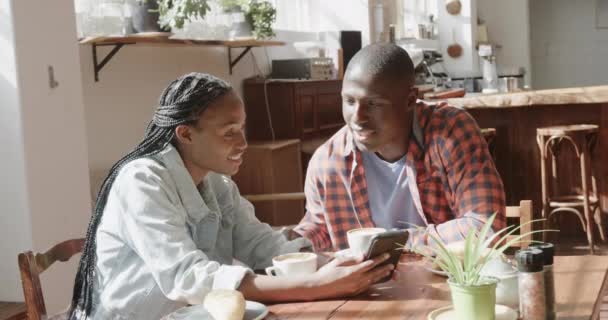 African American Couple Drinking Coffee Using Smartphone Coffee Shop Slow — Stock Video