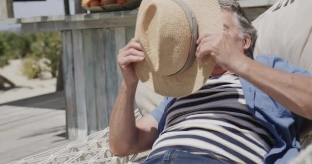 Szczęśliwy Starszy Biały Mężczyzna Kapeluszu Relaksujący Się Hamaku Słońcu Przy — Wideo stockowe