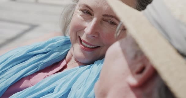 Szczęśliwa Para Starszych Białasów Leżąca Hamaku Rozmawiająca Uśmiechająca Się Siebie — Wideo stockowe