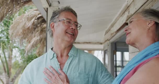 Šťastný Starší Bělošský Pár Který Pomalu Objímá Verandě Plážového Domu — Stock video