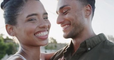 Sahildeki düğünde yavaş çekimde gülen ve gülümseyen farklı gelin ve damat. Romantizm, evlilik, tatiller, balayı ve yaşam tarzı.