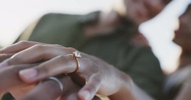 Farklı gelin ve damat plaj düğününde alyansları gösteriyor, seçici odaklı, yavaş çekimde. Romantizm, evlilik, tatiller, balayı ve yaşam tarzı.