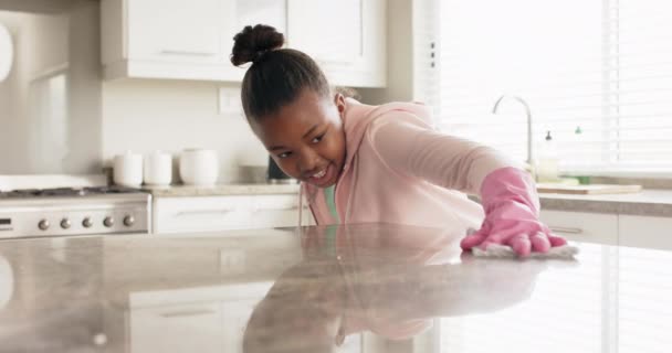 Selamat Afrika Gadis Amerika Membersihkan Meja Dapur Dalam Gerakan Lambat — Stok Video