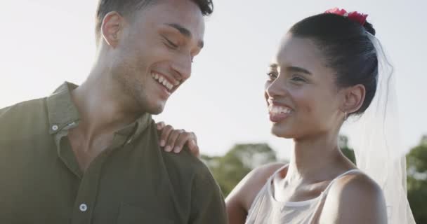 Pengantin Pria Dan Wanita Yang Bahagia Tertawa Dan Menunjukkan Cincin — Stok Video