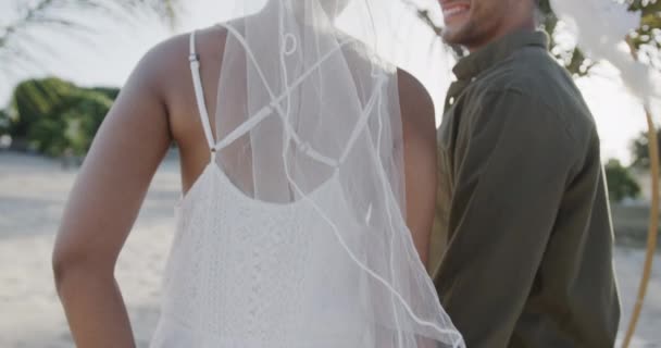 Gelukkige Gevarieerde Bruid Bruidegom Ontroerende Hoofden Glimlachen Het Strand Bruiloft — Stockvideo