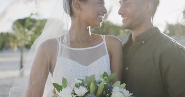 Heureux Mariés Diversifiés Touchant Tête Souriant Mariage Plage Ralenti Romance — Video
