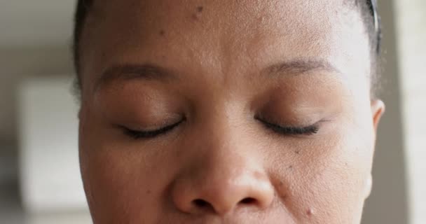 Портрет Щасливої Афро Американської Жінки Яка Дивиться Камеру Посміхається Повільному — стокове відео