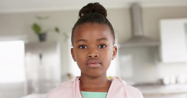 Portræt Glad Afrikansk Amerikansk Pige Kigger Kamera Smiler Slowmotion Livsstil – Stock-video