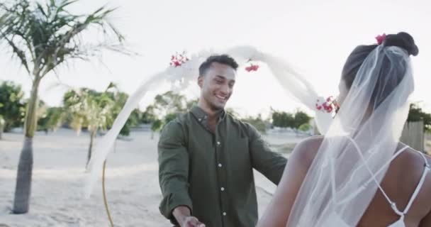 Fröhliche Bunte Brautpaare Tanzen Und Lächeln Bei Ihrer Strandhochzeit Zeitlupe — Stockvideo