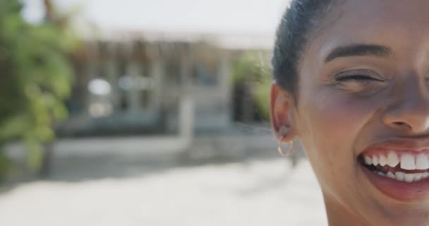 Mitad Retrato Mujer Birracial Feliz Sonriendo Playa Soleada Cámara Lenta — Vídeo de stock
