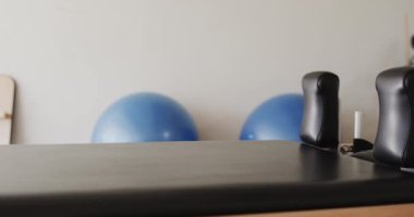 Reformcu ve egzersiz topları olan boş pilates rehabilitasyon odasını kapatın. Egzersiz, spor ve sağlıklı yaşam tarzı..