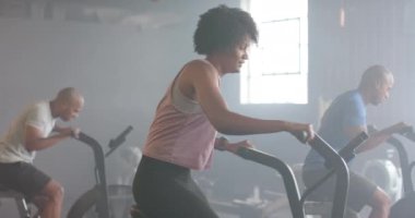 Beden eğitiminde çeşitli grup fitness sınıfları ağır çekimde eliptik bisikletler üzerinde sıkı çalışırdı. Sağlıklı yaşam tarzı, çapraz eğitim, motivasyon, güç ve egzersiz.