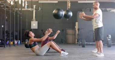 Spor salonunda, ağır çekimde, çeşitli grup fitness dersleri ve ilaç topları. Sağlıklı yaşam tarzı, çapraz eğitim, takım çalışması, güç ve egzersiz.