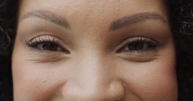 Mutlu Afro-Amerikan kadın portresi gülümseyen ve bahçede kameraya bakan, yavaş çekim. Yaşam tarzı ve ev hayatı.