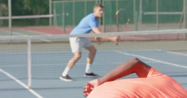 Beyaz tenli erkek tenisçi sahada çeşitli rakiplere karşı ağır çekimde puan topladı. Spor, rekabet, yaşam tarzı, eğlence ve etkinlik.