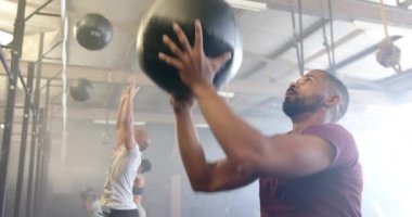 Beden eğitimi sınıfında çeşitli gruplar ağır çekimde topları kaldırma ve fırlatma eğitimi aldı. Sağlıklı yaşam tarzı, çapraz eğitim, motivasyon, güç ve egzersiz.