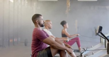 Beden eğitiminde çeşitli grup fitness sınıfları ağır çekimde kürek çekme makineleri üzerinde sıkı çalışırlar. Sağlıklı yaşam tarzı, çapraz eğitim, motivasyon, güç ve egzersiz.
