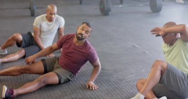 Spor salonundaki eğitimden sonra ağır çekimde yatan ve dinlenen bitkin insanlar. Sağlıklı yaşam tarzı, çapraz eğitim, spor ve spor.