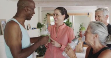 Mutlu son sınıflar bayan pilates koçuyla konuşuyor ve içki içiyor, değişmeden, ağır çekimde. Egzersiz, emeklilik ve sağlıklı bir yaşam tarzı..