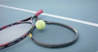 Tenis raketlerini kapatın ve top dışarıda tenis kortunda, ağır çekimde. Spor, rekabet, yaşam tarzı, eğlence ve etkinlik.