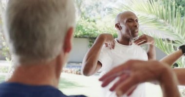 Farklı yaşlarda erkek antrenörle birlikte yavaş çekimde pilates kursuna odaklanmış. Egzersiz, emeklilik ve sağlıklı bir yaşam tarzı..