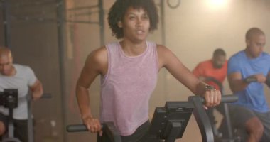 Spor salonunda yavaş çekimde egzersiz yapan farklı sporculara odaklanmış. Sağlık, spor ve aktif yaşam tarzı.
