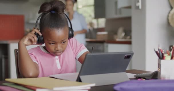 Feliz Madre Afroamericana Hija Mesa Usando Tableta Cámara Lenta Inalterada — Vídeos de Stock
