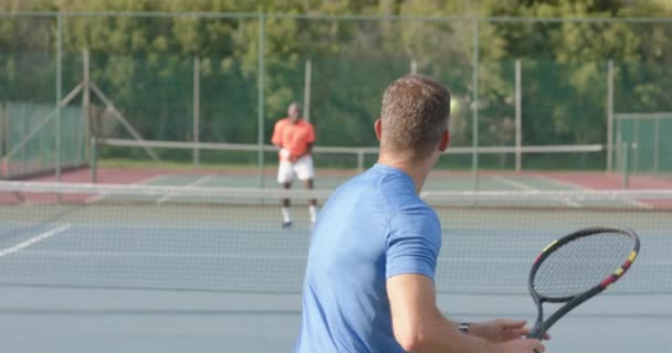 Açık Havada Tenis Oynayan Çeşitli Erkek Tenisçiler Yavaş Çekimde Spor — Stok video