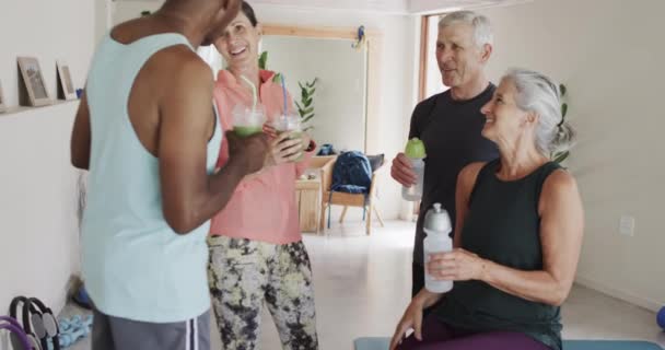 快乐多样的老年人与女性普拉提教练交谈 不加改动 动作缓慢 退休和健康的老年生活方式 — 图库视频影像